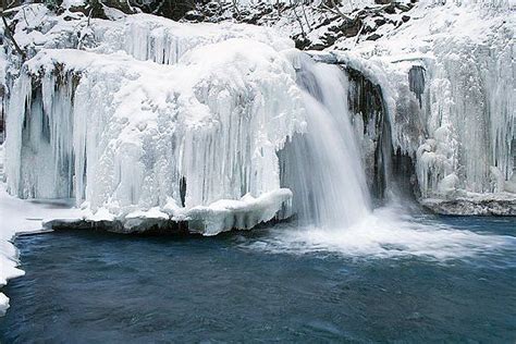 A Photographer's Delight: Capturing the Enchanting Allure of Freezing Cascades