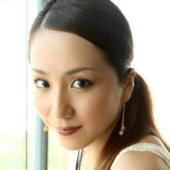 Aki Ninomiya's Rise to Fame in Entertainment Industry