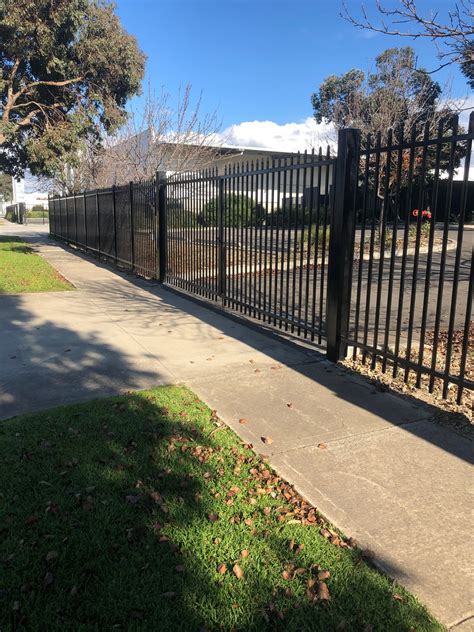 Choosing the Perfect Materials for Long-lasting and Attractive Fencing