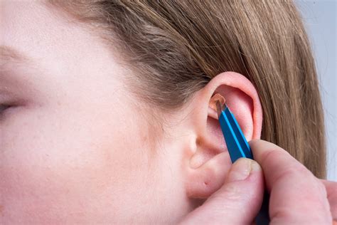 Coping with Anxiety: How Ear Extraction Dreams Reflect Inner Stressors