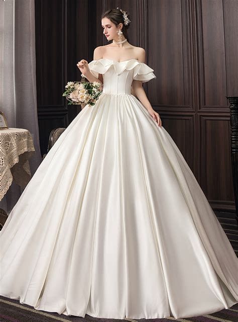 Discovering the Perfect Fabric for Your Elegant Ivory Gown