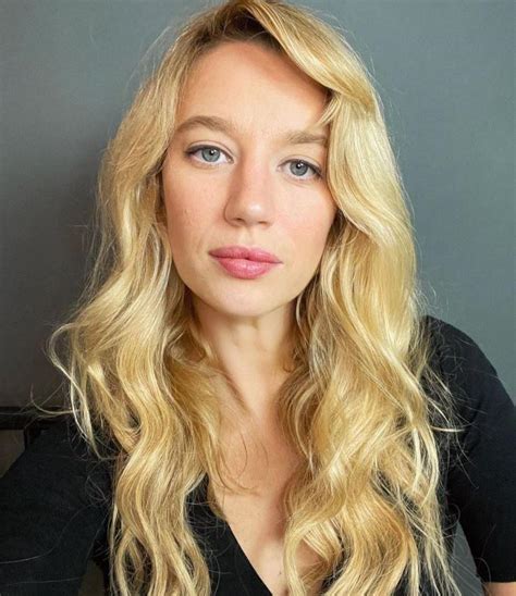 Early Life and Education of Yael Grobglas