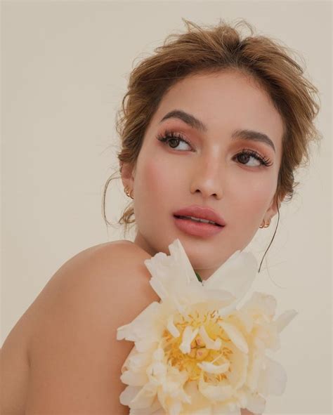 Early Years and Background of Sarah Lahbati