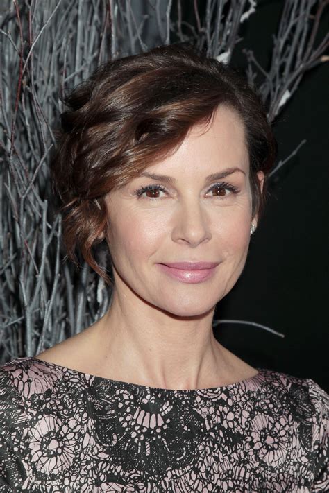 Embeth Davidtz's Fashion Style and Beauty Secrets