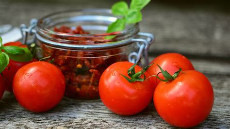 Embrace the Tangy Sweetness: Tips for Choosing the Perfectly Ripe Tomato