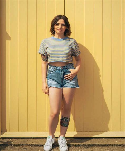 Emma Blackery's Physical Stature