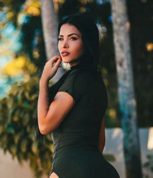 Exploring Claudia Alende's Impressive Wealth