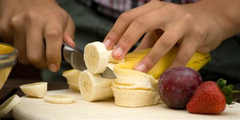 Exploring Different Scenarios and Variations in Dreams about Banana Slicing