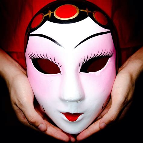 Exploring the Symbolic Meanings of Beauty Masks in the Realm of Dreams