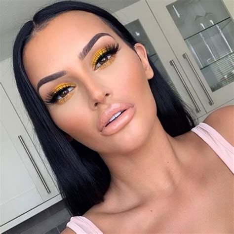 Holly Boon: A Rising Beauty Influencer