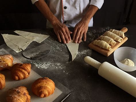 Light and Delicate: Emphasizing Sunflower Oil's Role in Baking and Pastry