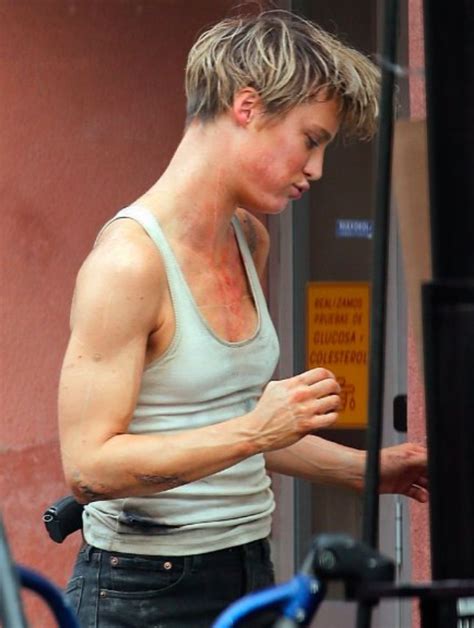 Mackenzie Davis's physique details