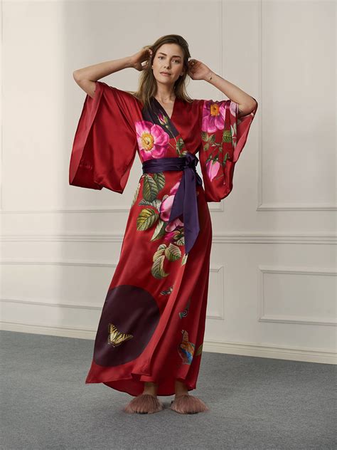 Styling Tips: Mastering the Art of Rocking a Luxurious Silk Kimono with Confidence