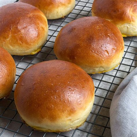 The Art of Perfectly Baked Hamburger Buns: Homemade Recipes and Expert Tips