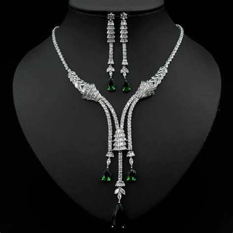 The Enchantment of Crystal Necklaces: Enhancing Sophistication and Radiance in Your Attire