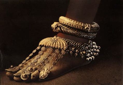 The History of Anklets: From Ancient Civilization to Modern Fashion Trends