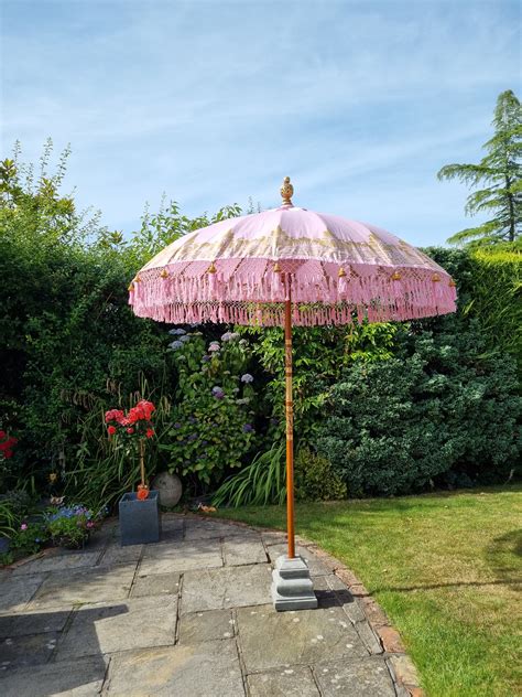 The Significance and Interpretation of Dreaming about a Vintage Parasol