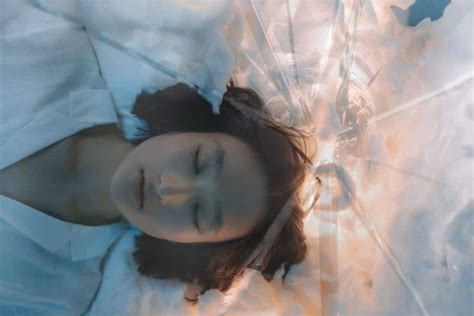 The Significance of a Damaged Front Light in Dreams as an Expression of Relationship Challenges