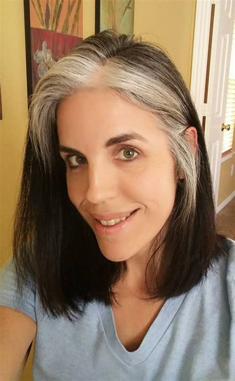 Tips and Tricks for Effortlessly Transitioning to your Natural Silver Hair